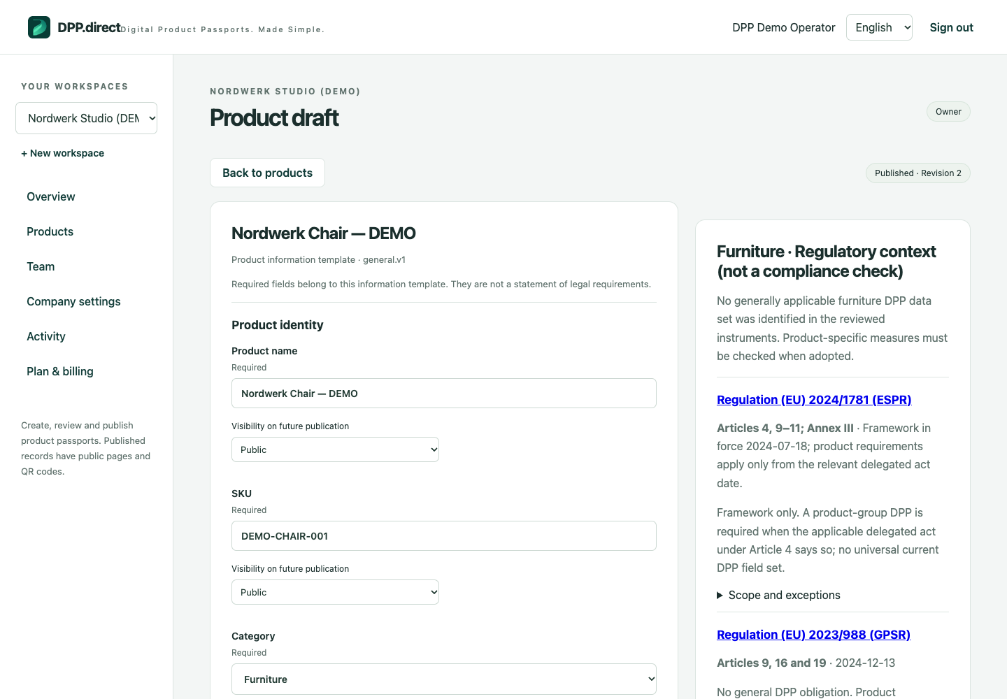Echter Produkteditor mit synthetischen DEMO-Daten und sichtbaren Feld-Sichtbarkeitseinstellungen.